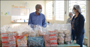 Prefeito de Limeira (SP), Mario Botion, acompanhou a entregas de kits alimentares. (Foto: Adilson Silveira)